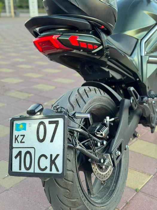 электромотоцикл Ducati Diavel 2025.