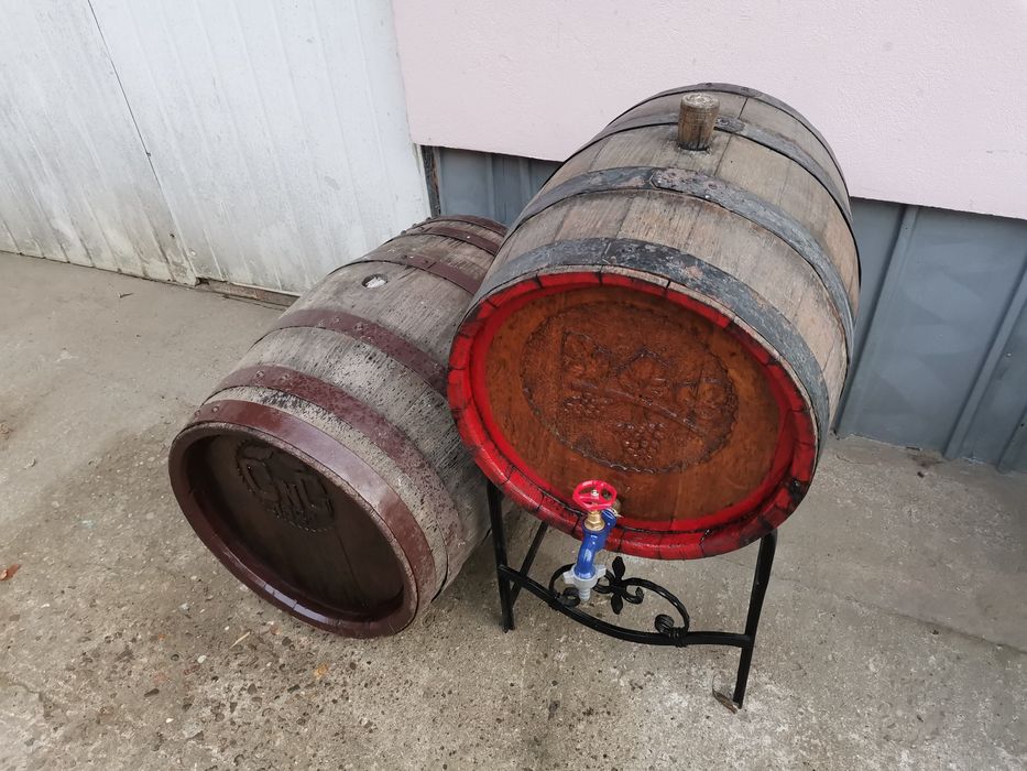 Vând doua butoaie de 50 litri și 100 litri