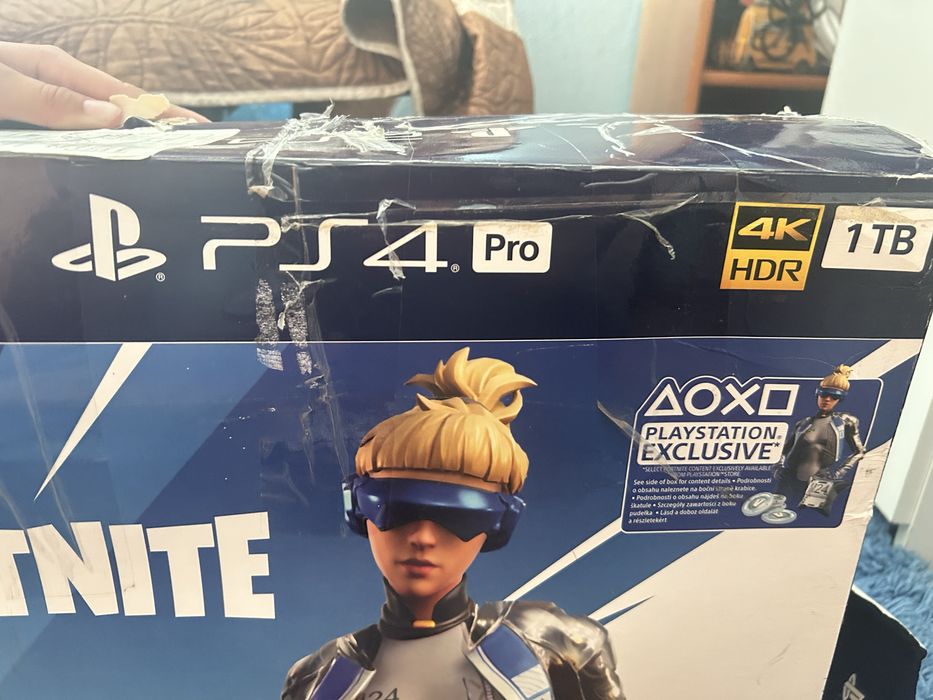 PS 4 pro cu doua manete