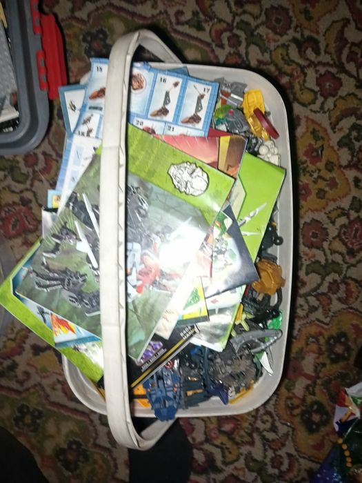 Lego и биониклы.