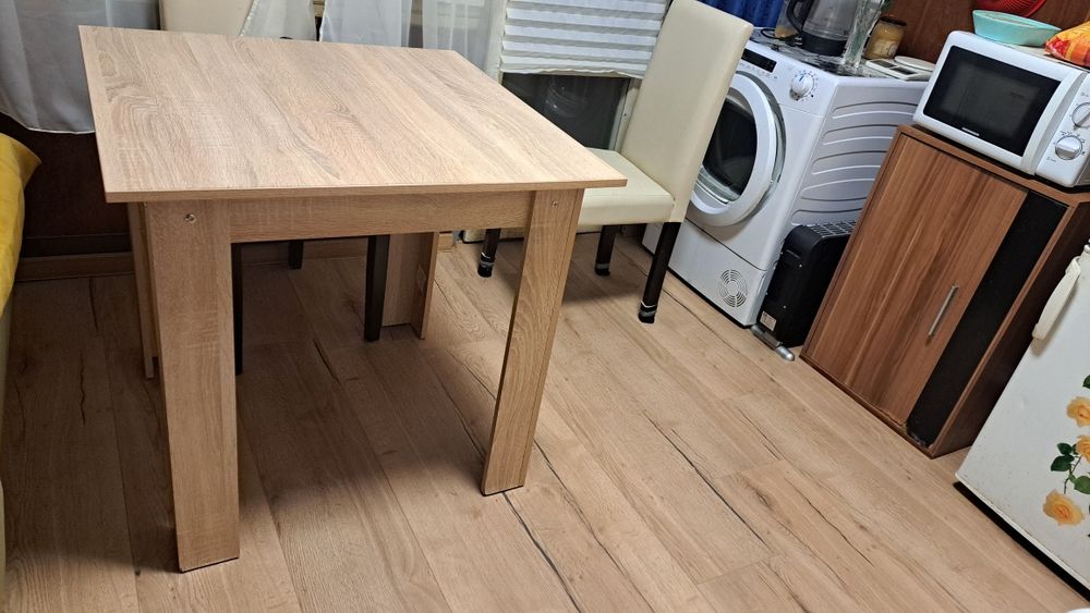 Кухненска трапезна маса.