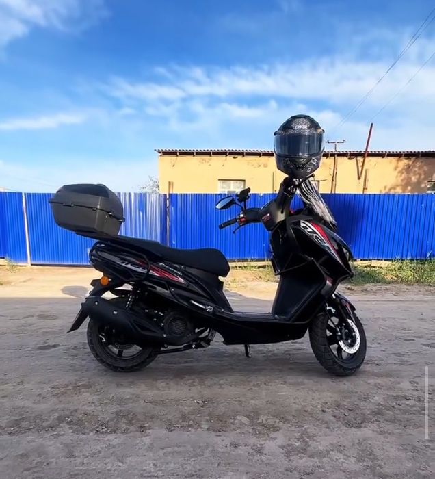 Moped Q max ( skutr )