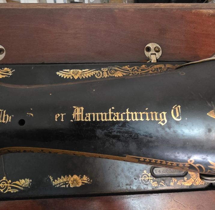 Vand doua masini de cusut marca SINGER. Una este foarte veche cu suveica, cealalta este o masina de cusut scufundabila.