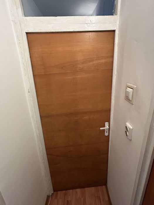 Donez 7 usi de apartament