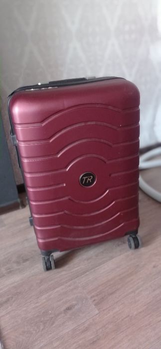 Продам хорошие классные чемоданы