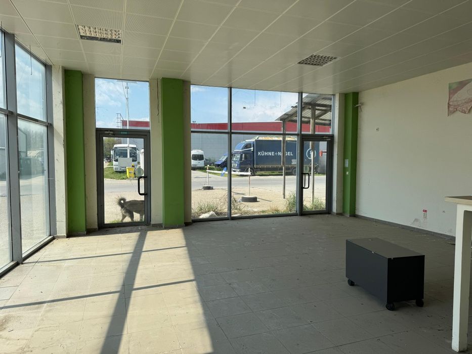 Vand  spatiu comercial sau depozitare
