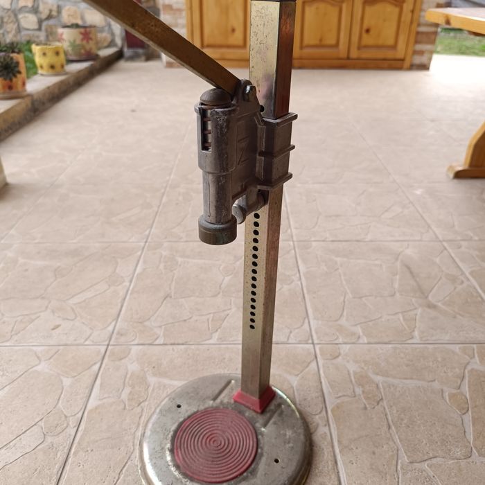 Преса за затваряне на буркани