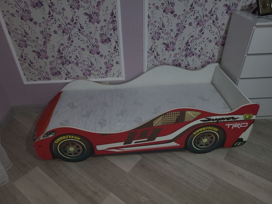 Кровать-машинка детская