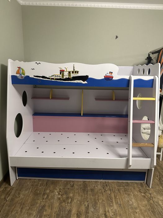 Кровать трех спальная