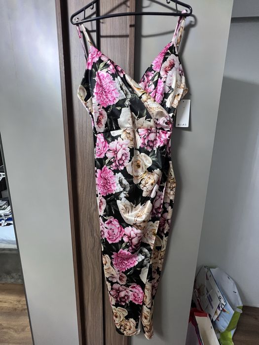 Вталена рокля на цветя