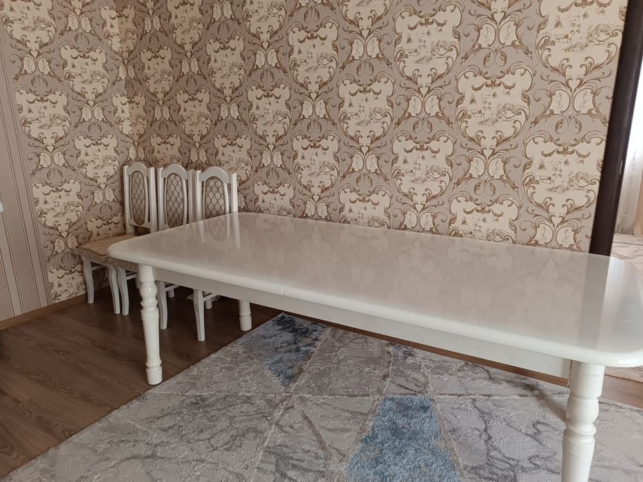 Стол со стульями