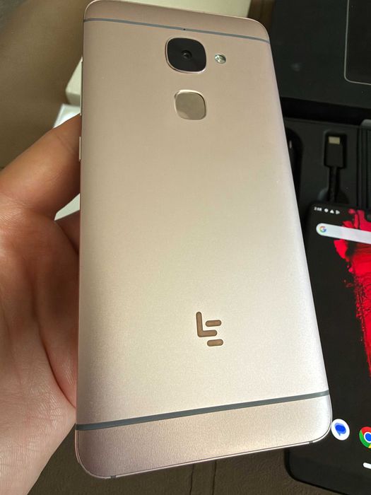 Essential Phone PH-1 и LeEco X620