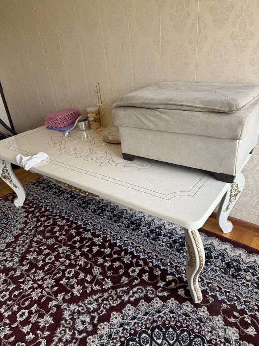 Ugolok divan sotiladi