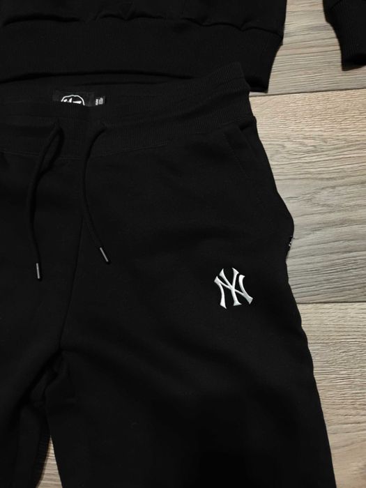 Pantalonii trening new era