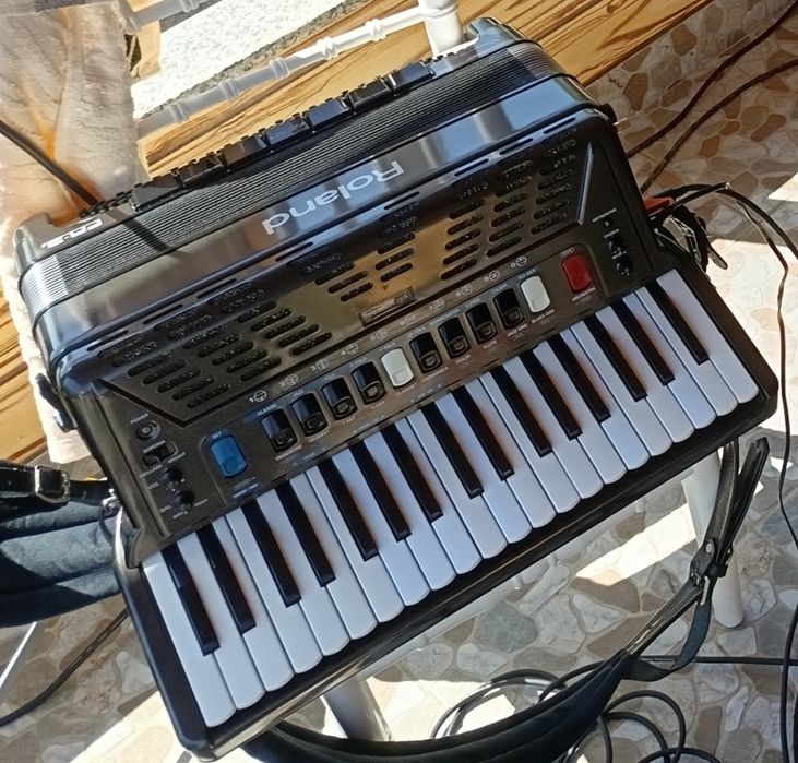 Vând acordeon Roland fr3s