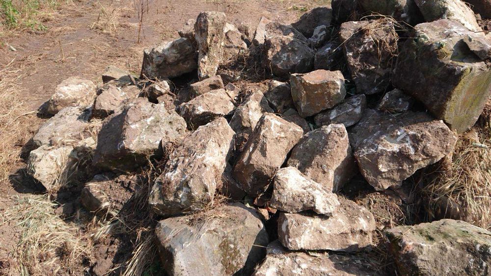 Хубав дялан камък с лице