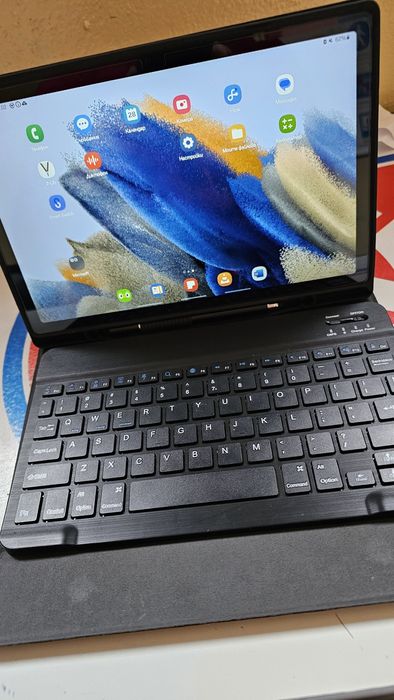 Таблет Samsung A8 с калъф клавиатура