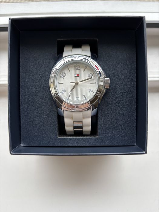 Ceas Tommy Hilfiger cu bratara de silicon
