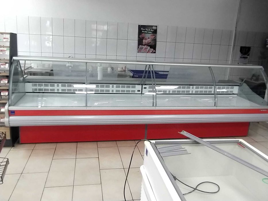 Vand rafturi si vitrine pentru magazin