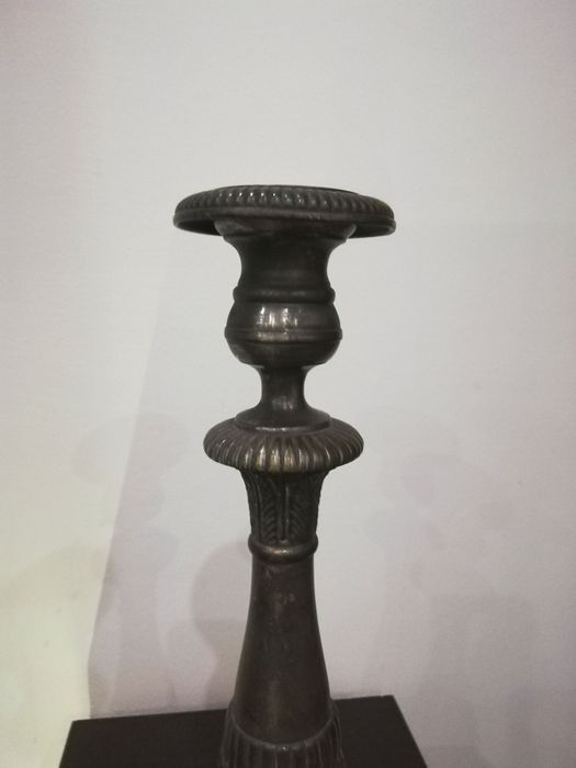 Много красив, стар свещник за една свещ.