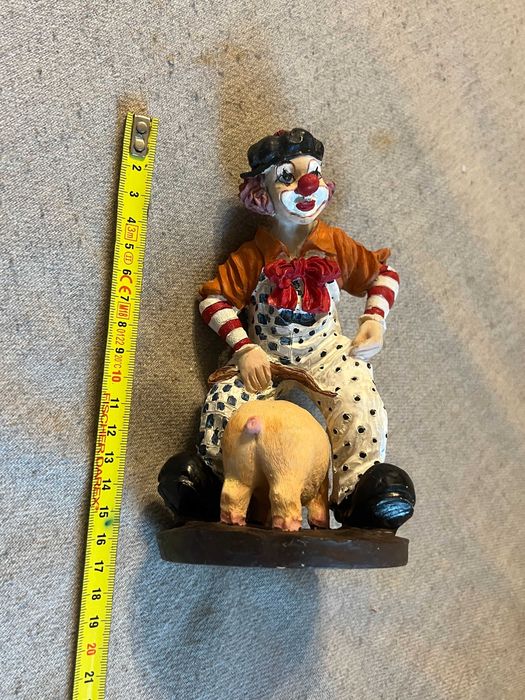 Statueta clown vintage 20 cm cu purcel, rasina pictata manual