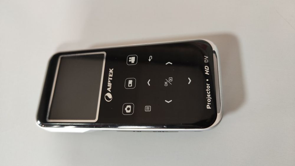 Camera foto/video cu videoproiector incorporat