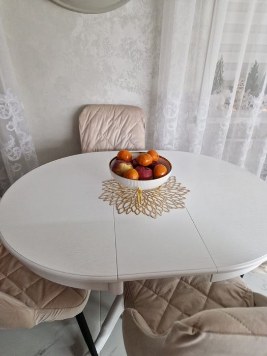 Белый стол в идеальном состоянии