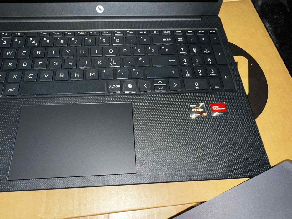 Лаптоп чисто нов