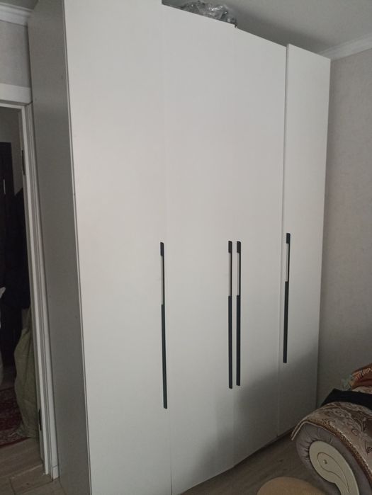 Красивый большой шкаф