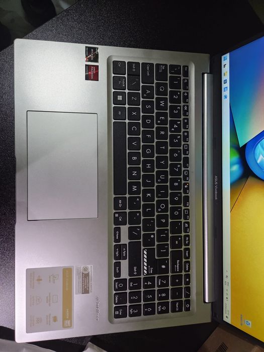 Laptop Asus Vivobook 16 in cutie