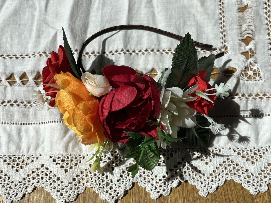 Диадема с цветя ,ръчна изработка.