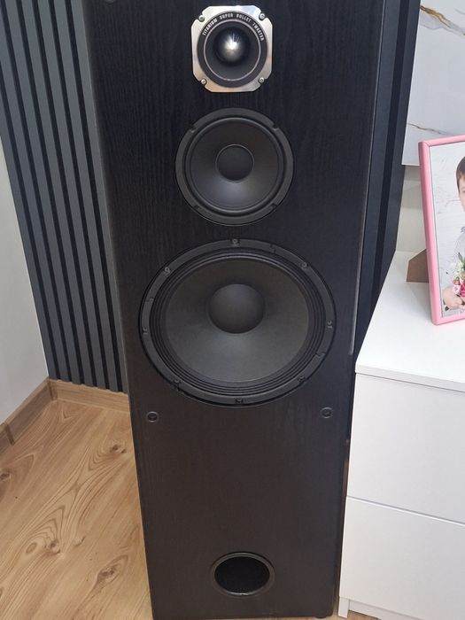 Boxe hi fi pe 8 ohmi 200wati, cu difuzoare beyma  cu diametru de 12 inch, versatile 12g40 beyma ,înălțime 1, 25 m,adâncime 40 cm,38 lățime.