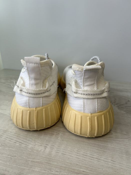 Adidași albi tip Yeezy – mărime 38