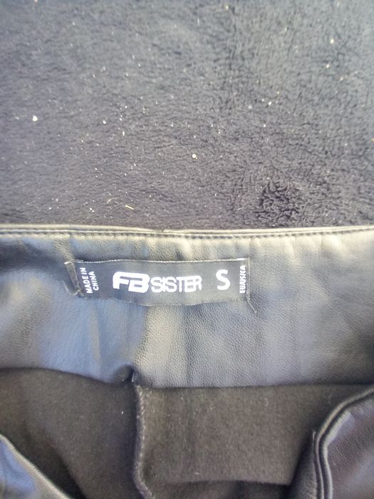 Vând pantaloni negrii