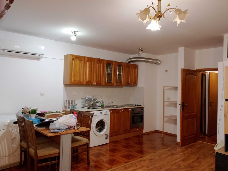 Дава под наем малък 2 стаен апартамент в гр.Бургас жк.Възраждане