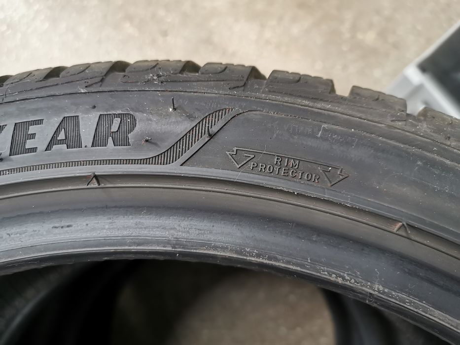 Зимни гуми 225/40R18 92V Goodyear UltraGrip Performance +