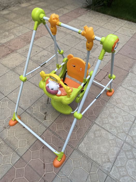 Детская качеля в хорошем состоянии