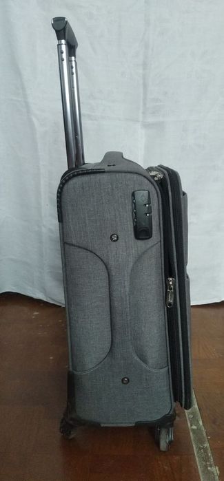 Чемодан на колёсиках