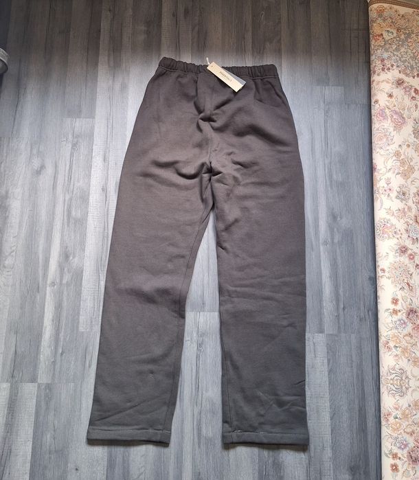 Pantaloni Essentials Flared
