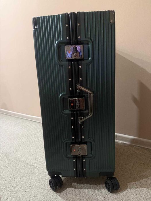 Продам чемодан новый