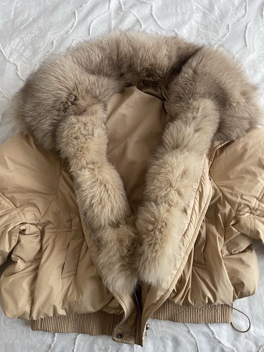 Дамско късо пухено яке с естествен косъм