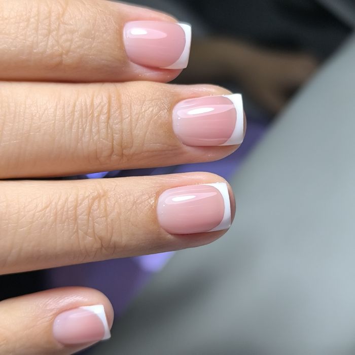 Наращивание ногтей , маникюр , педикюр .