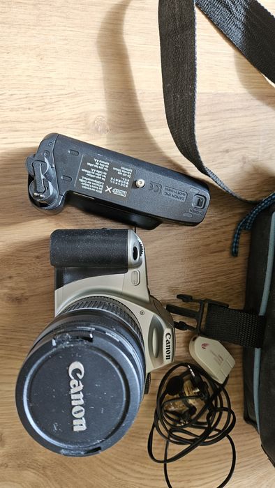 Canon EOS 300 лентов фотоапарат, работещ, с обектив 28-90mm, светкавица Hanimex, грип BP-200 и чанта