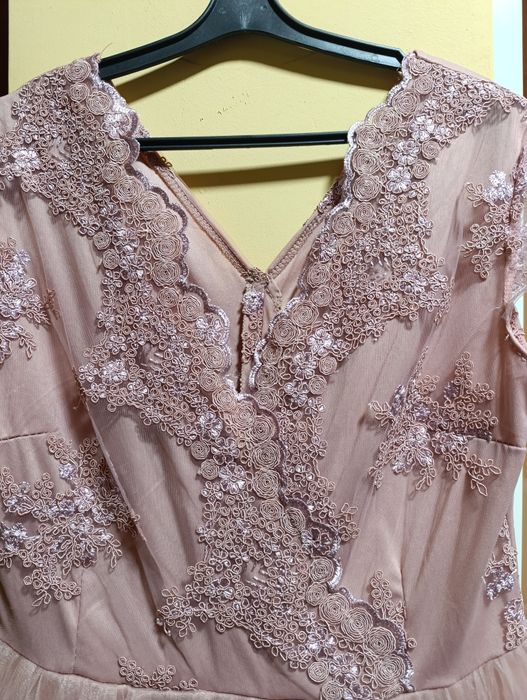 Vând rochite mama-fiica in stare impecabila