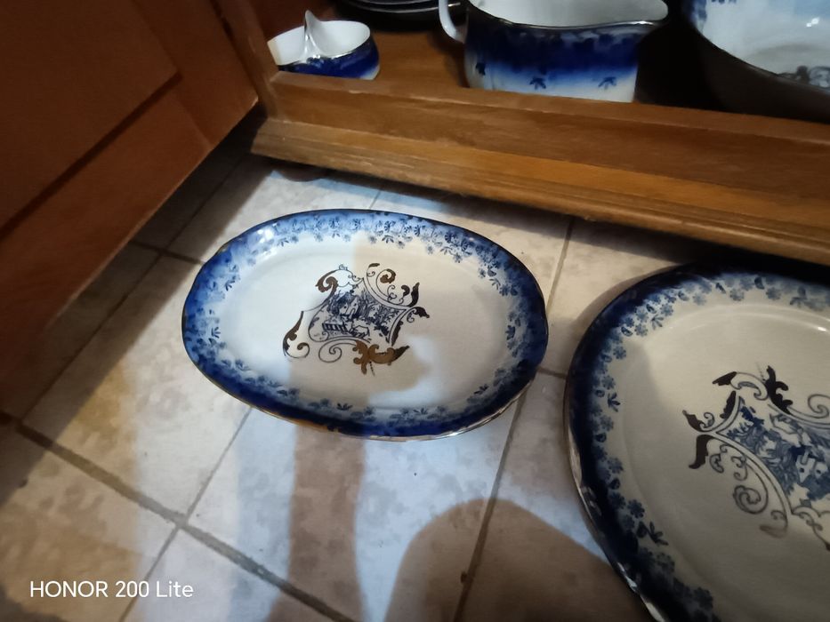 Servici de masa 12 persoane, complet și nefolosit. Este cumpărat înainte de 89 și erau și atunci foarte scumpe. Are destul de mult cobalt și argintiu