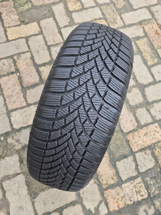 O bucată 205/60 R16 M+S iarnă - una Bridgestone