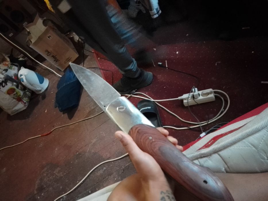 Briceag de1 metru si ceva lama ascuțită