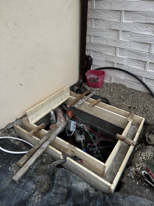 Constructii case la rosu | Fundatii | Zidarie | Beton | Acoperis