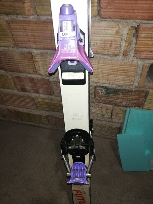 Два чифта ски различни размери