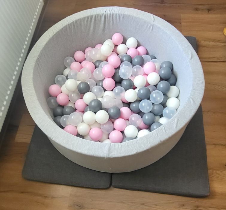 Piscina uscata cu 200  bile